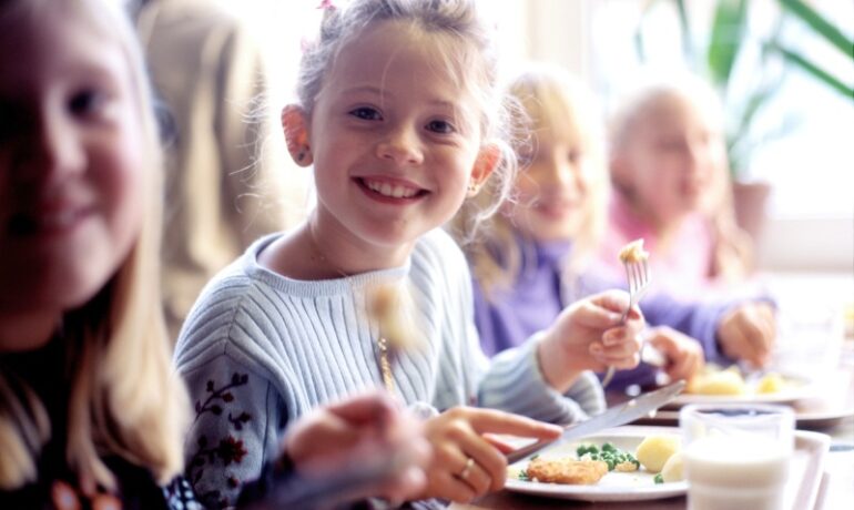 Czy szkoła prywatna organizuje posiłki dla dzieci z alergiami pokarmowymi?